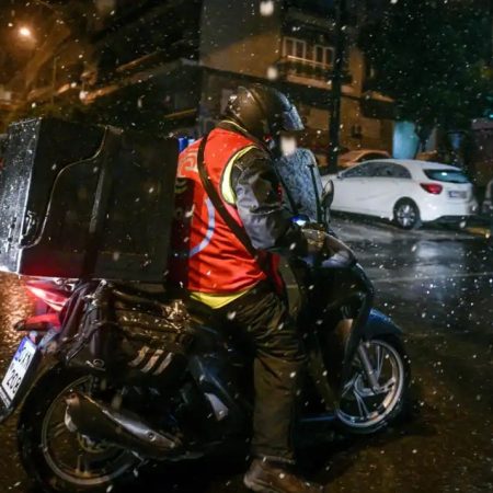 Η efood έδωσε μπόνους της ντροπής για να βγουν οι ντελιβεράδες στην καταιγίδα 