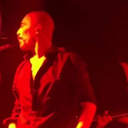 Ο Βαλάντης σε ακραίο tantrum φτύνει τους μουσικούς του πάνω στη σκηνή