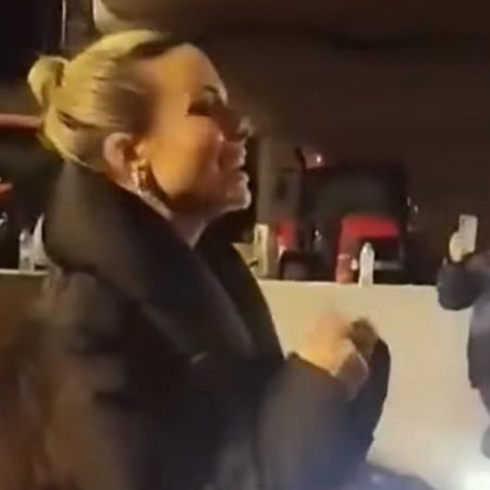 Μορφάρα Λιόλιου vibάρει σε μπλόκο αγροτών και τους τραγουδάει το «Νοικιάστηκε»