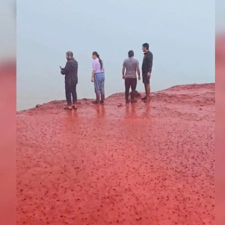 Μία απόκοσμη κι εντυπωσιακή κόκκινη βροχή έλουσε το Ορμούζ στο Ιράν