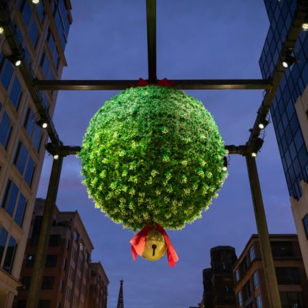 Tότε που 1.435 ζευγάρια φιλήθηκαν κάτω από ένα τεράστιο γκι