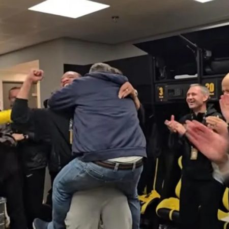 Να παρτάρεις τις νίκες σου ουρλιάζοντας σαν τον Ηλιόπουλο, τον Μουκουντί και την ΑΕΚ