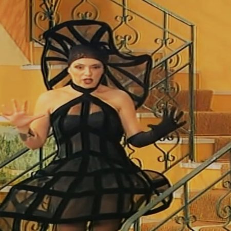 Υπάρχει λόγος να αναρωτιέσαι «είμαι ή δεν είμαι η πρωταγωνίστρια» σαν την Ελένη Βλαχάκη