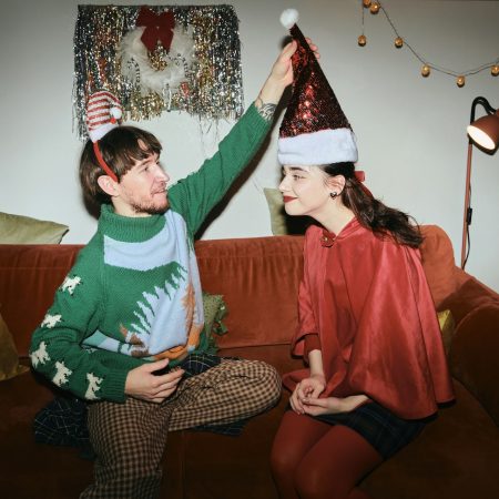 Κι αν φέτος τις γιορτές θέλουμε πατατάκια, ταινίες, σπίτι και να μη μιλάμε σε άνθρωπο;