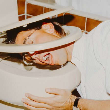 Πώς βλέπει η Gen Z το ότι οι Millennials ξοδεύουν τα λεφτά του μάρκετ σε αλκοόλ