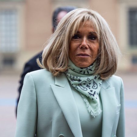 «Ηλίθιες σκύλες»: 343 γυναίκες μηνύουν την Brigitte Macron για σ3ξιστικά σχόλια
