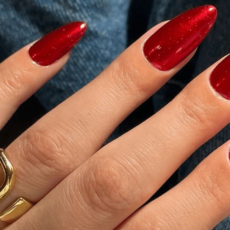 Christmas nails 2025: Οι τάσεις που θα κρατήσουν τα βλέμματα πάνω σου