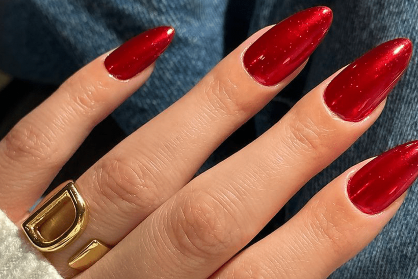 Christmas nails 2025: Οι τάσεις που θα κρατήσουν τα βλέμματα πάνω σου