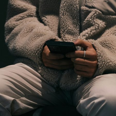 Η γενιά που φοβάται να πάρει τηλέφωνο αλλά όχι να στείλει 2 σελίδες μήνυμα στις 3 το πρωί