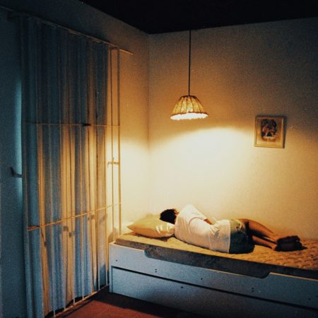 Όταν αναγκάζεσαι να απομακρυνθείς, δε σημαίνει ότι έπαψες να αγαπάς