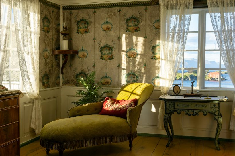 3+1 στάσεις για να κάνετε στον καναπέ σ#ξ πιο άνετα κι από κρεβάτι