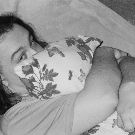 10 πράγματα που δείχνει για τον χαρακτήρα σου εάν κοιμάσαι αγκαλιά με μαξιλάρι