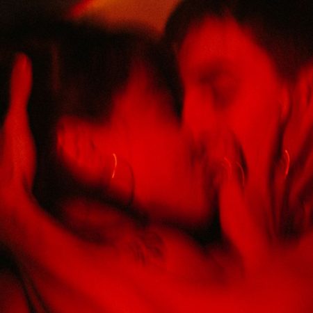 Είναι πια cringe να φaσωνόμαστε και να χοuφτωνόμαστε στα μπαρ;