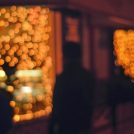 Ίσως αύριο να πάψω να γυρίζω σε σένα