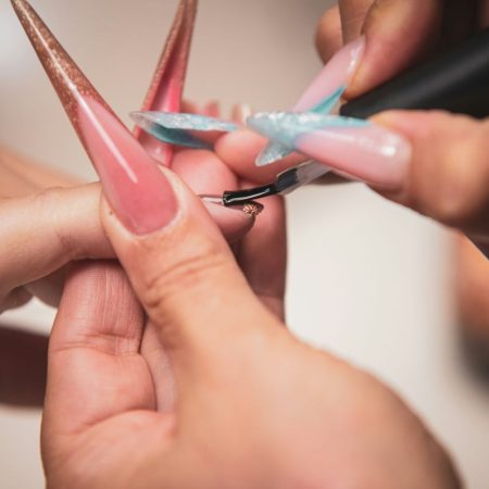 Behind the nails: τι πρέπει να κοιτάς πριν καθίσεις στην καρέκλα μιας τεχνίτριας