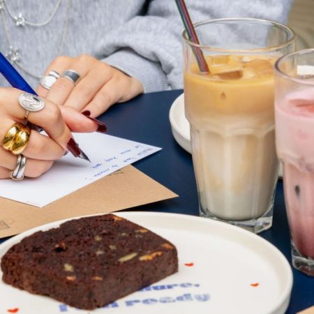 Παρίσι: Ειδυλλιακό καφέ δίνει την ευκαιρία να γράψεις γράμμα στον μελλοντικό σου εαυτό