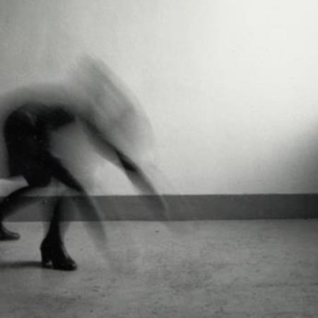 Η φωτογραφία της Francesca Woodman: Αντέχεις να σε κοιτάζεις μέχρι να χαθείς;