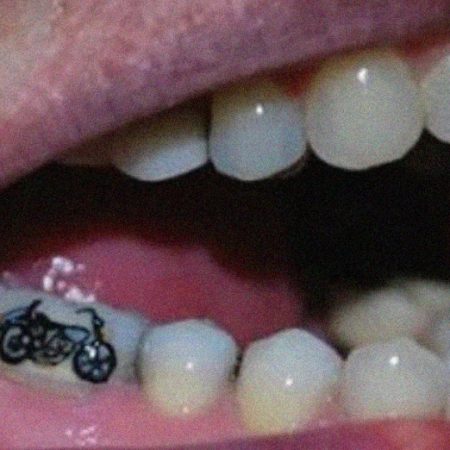 Στην Κίνα γίνονται τρελή τάση τα τατουάζ στα δόντια!