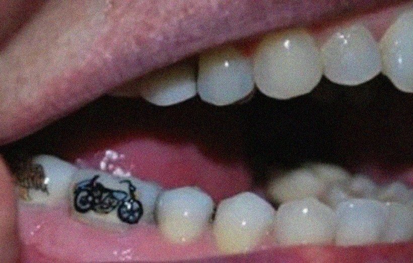 Στην Κίνα γίνονται τρελή τάση τα τατουάζ στα δόντια!