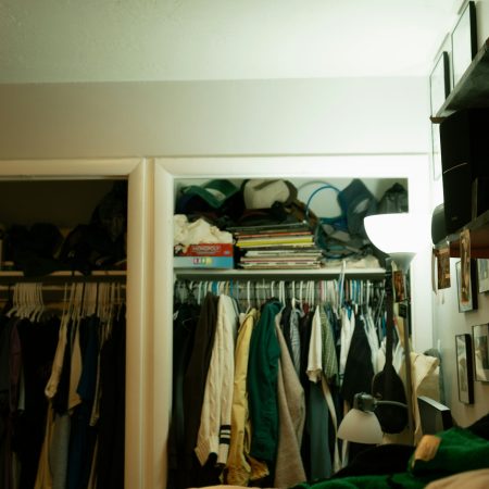 Αν η ντουλάπα σου μοιάζει κάπως έτσι, πώς είναι η ψυχική σου υγεία τελευταία;