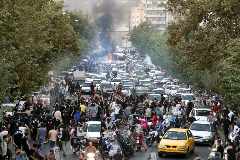 45 οι νeκροί: Γιατί «καίγεται» αυτή τη στιγμή το Ιράν;