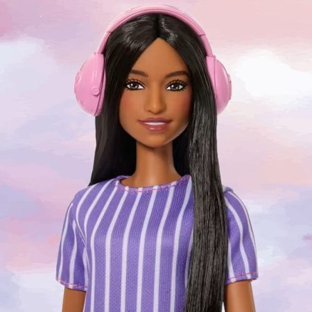 Η πρώτη Barbie με αυτισμό κάνει πολλά νευροδιαφορετικά κορίτσια να χαμογελούν