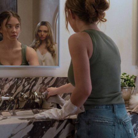 Το The Housemaid είναι τελικά ένα πολύ τίμιο ψυχολογικό θριλεράκι