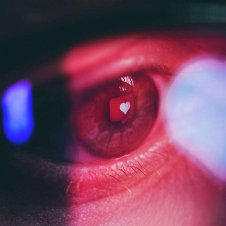 Οι γυναίκες μηνύουν τα dating apps γιατί δίνουν πάτημα σε βιaστές