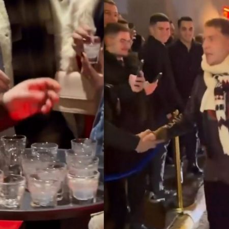 Ο Μαζωνάκης κερνάει σφηνάκια τον κόσμο που περιμένει στο κρύο