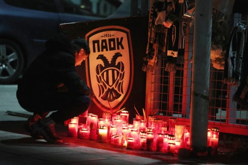 Η Τούμπα ντύθηκε στα μαύρα: Κεριά, σιωπή και δάκρυα για τα αδέρφια του ΠΑΟΚ