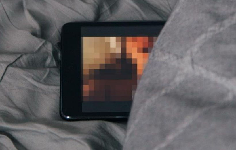 Καθηγητής έστειλε γuμνές φωτογραφίες της πρώην του στον γιο της