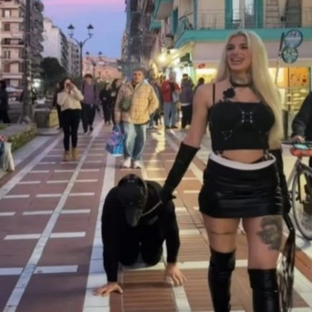 Μοντέλο του O.F έβαλε στον γκόμενό της λουρί και βγήκε χαλαρή βόλτα στη Σαλούγκα