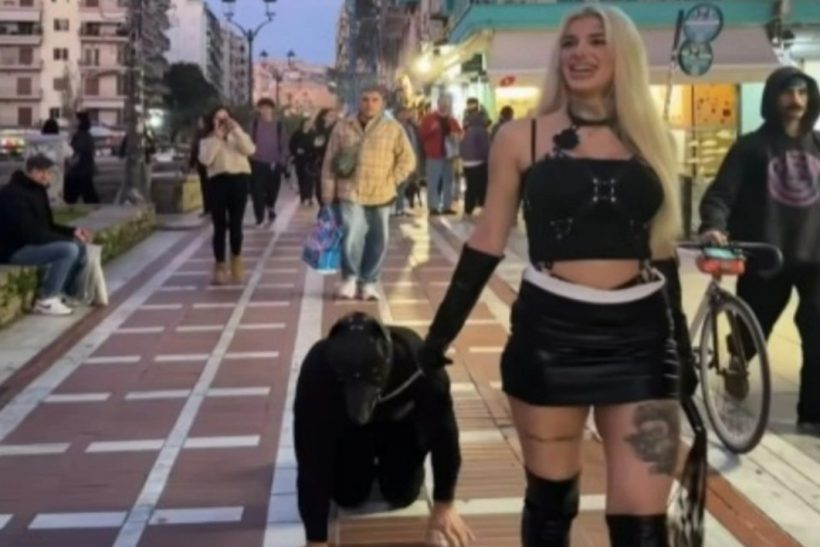 Μοντέλο του O.F έβαλε στον γκόμενό της λουρί και βγήκε χαλαρή βόλτα στη Σαλούγκα