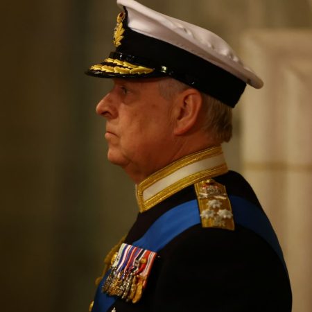 Εμετικές εικόνες δείχνουν τον πρίγκιπα Άντριου πάνω από ημιλυπόθυμη γυναίκα