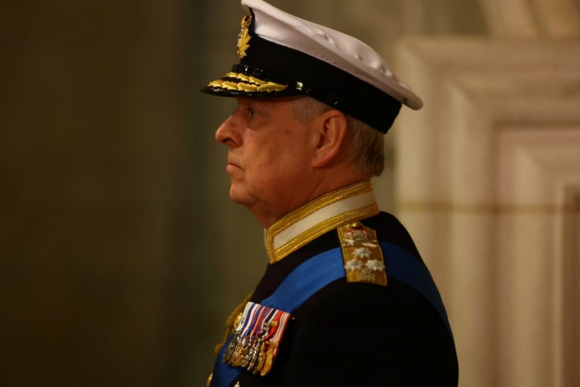 Εμετικές εικόνες δείχνουν τον πρίγκιπα Άντριου πάνω από ημιλυπόθυμη γυναίκα