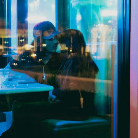 Οι μισοί δεν ξέρουν ν' αγαπούν τον εαυτό τους. Οι άλλοι μισοί αγαπούν μόνο αυτόν