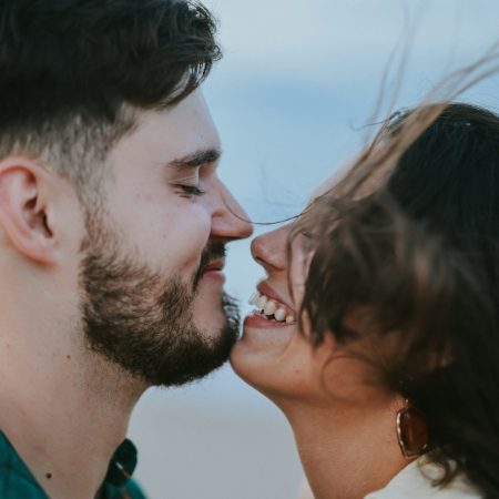 5 καθόλου αστείοι τρόποι που οι άνθρωποι με χιούμορ σώζουν σχέσεις