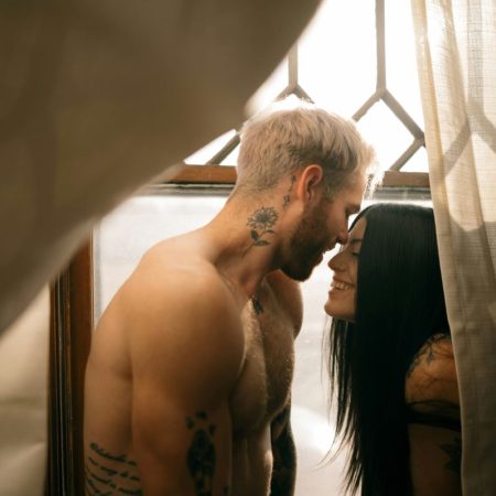 6 καυτές στάσεις στο ντουζ (όσο το νερό τρέχει και γλιστράτε αλλιώς)