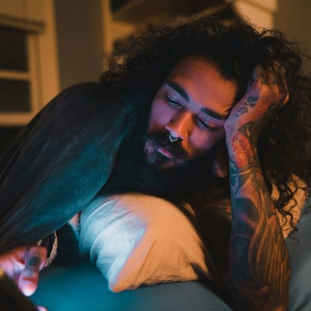 Ο λόγος που βλέπεις «άλλο ένα επεισόδιο» ενώ τα μάτια σου κλείνουν κάθε νύχτα