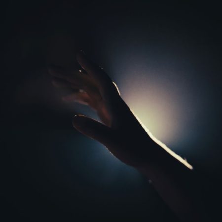 Ψυχή στα σκοτεινά, στα φώτα δύο ξένοι και τρέμω μην το δεις υπόθεση χαμένη