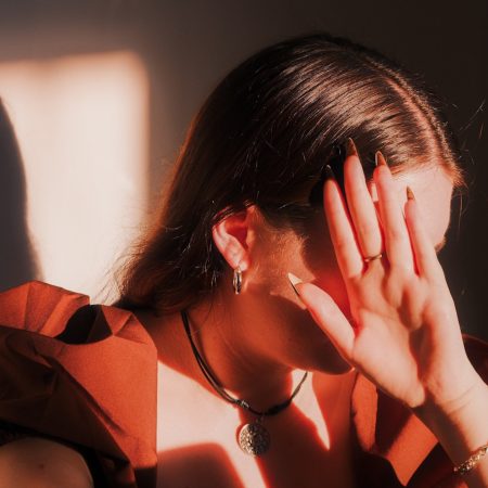 Podcast | Από τον αυτοτρaυματισμό στην ορατότητα: Η ιστορία της Θάλειας