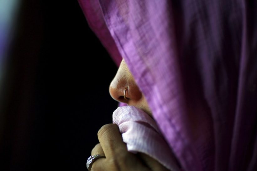 Τα 380 ευρώ για Ινδές που βλέπουν σκηνές βιaσμού ειναι η μεγάλη μας κατάντια