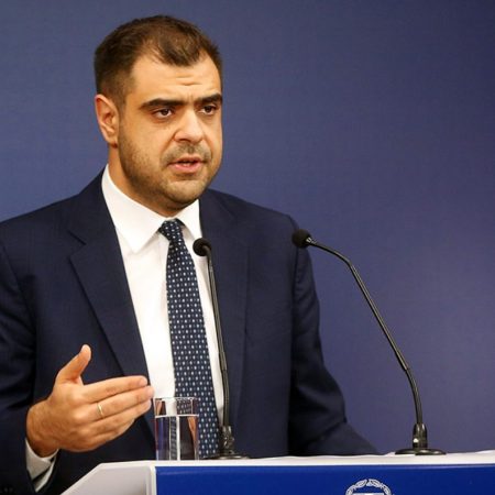 Ο Μαρινάκης ξεφεύγει τελείως και απειλεί δημοσιογράφο για τις ερωτήσεις του