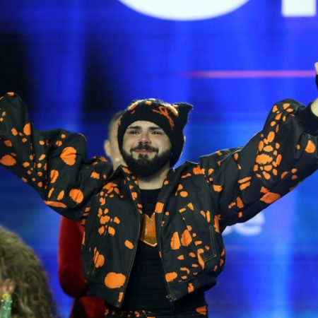 Ο Ακύλας είναι ένα queer παιδί που μίλησε για τις ομοφοβikές επιθέσεις που δέχτηκε