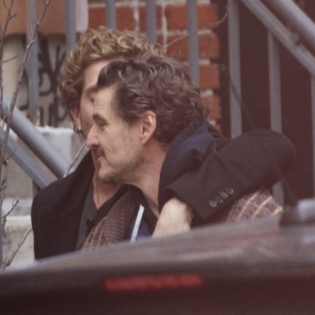 Ο Πέδρο Πασκάλ αγκαλιάζει τρυφερά έναν άντρα κι όλοι ρωτάνε: «Έχει γκόμενο;»