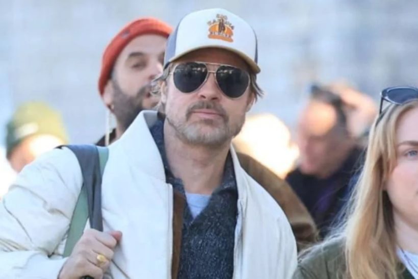 Ο Μπραντ Πιτ περπατά στα σοκάκια της Ύδρας που έχει μεταμορφωθεί για την ταινία του