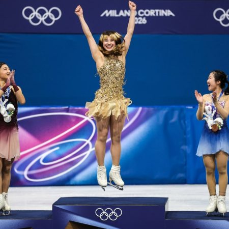 Η Alysa Liu που χοροπηδάει με τις συναθλήτριές της είναι το απόλυτο girlhood