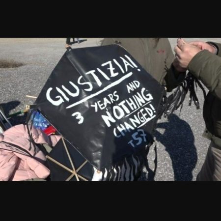 Φοιτητές από 9 χώρες κρέμασαν μαύρους χαρταετούς στο σημείο της σύγκρουσης