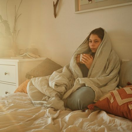 Παρατήρησε τις φλύαρες σκέψεις του μυαλού σου αντί να ταυτίζεσαι μαζί τους