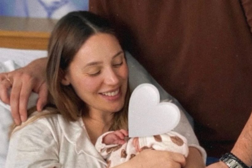 Γέννησε η Άννα Κορακάκη και μας χάρισε τα πρώτα γλυκά καρέ από το μαιευτήριο